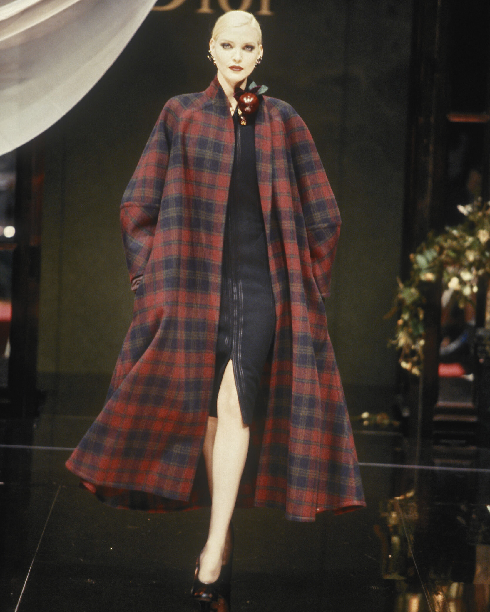 0028Dior_Couture_F-W_1995-96-Photo_Guy_Marineau_AJOUT